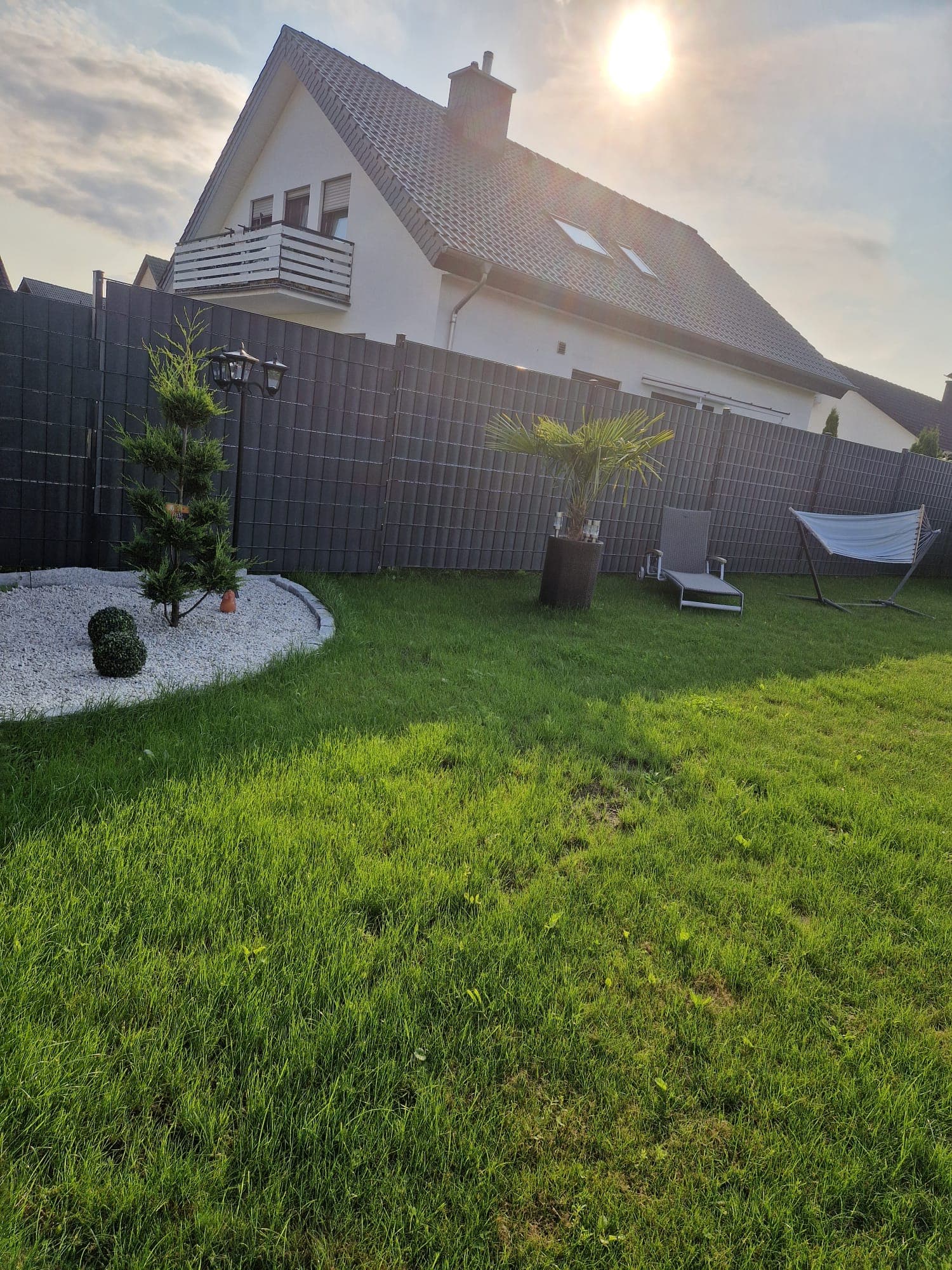 Moderner Gartenzaun mit Sichtschutz – Bild 5