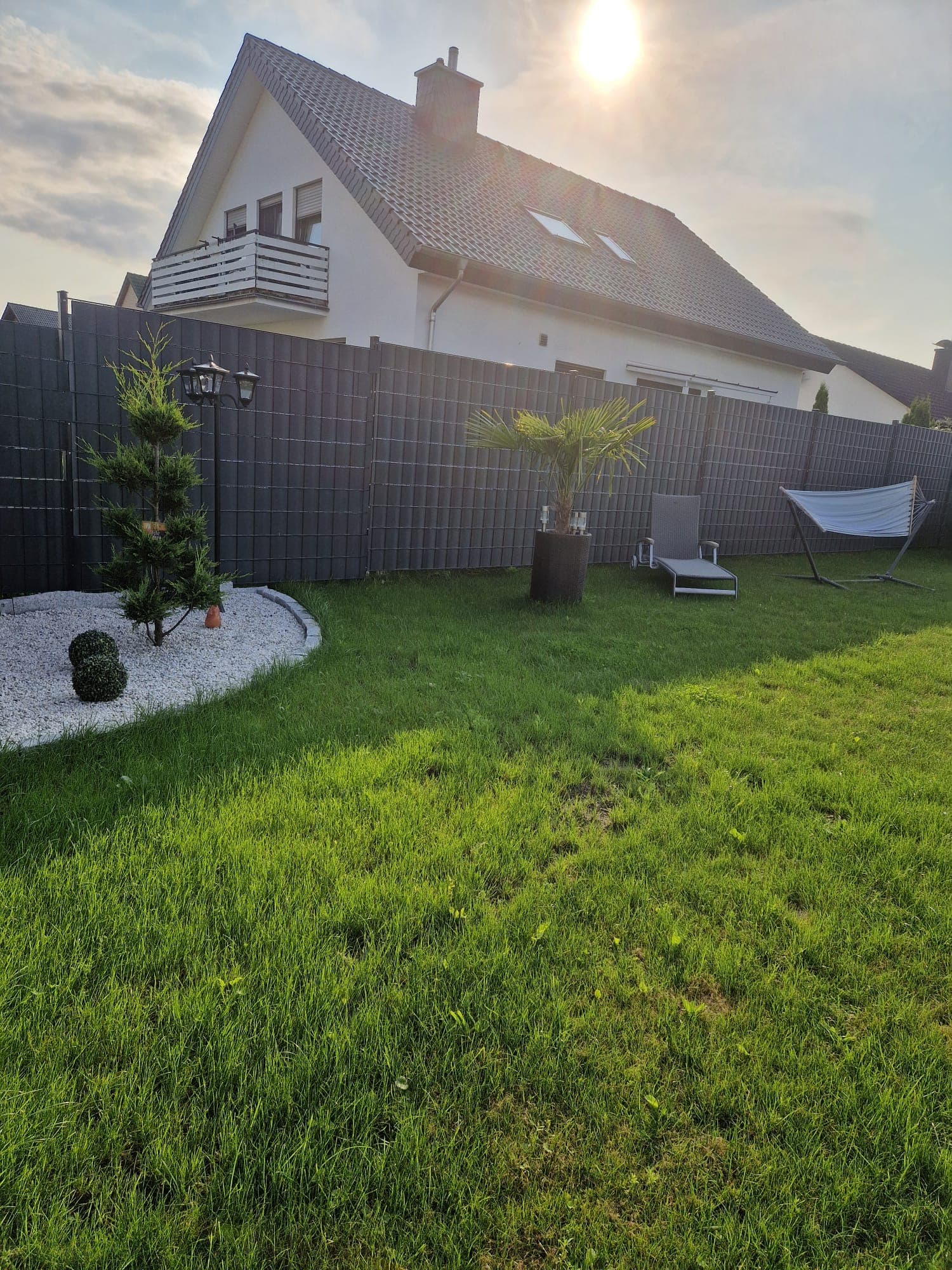 Moderner Gartenzaun mit Sichtschutz – Bild 6