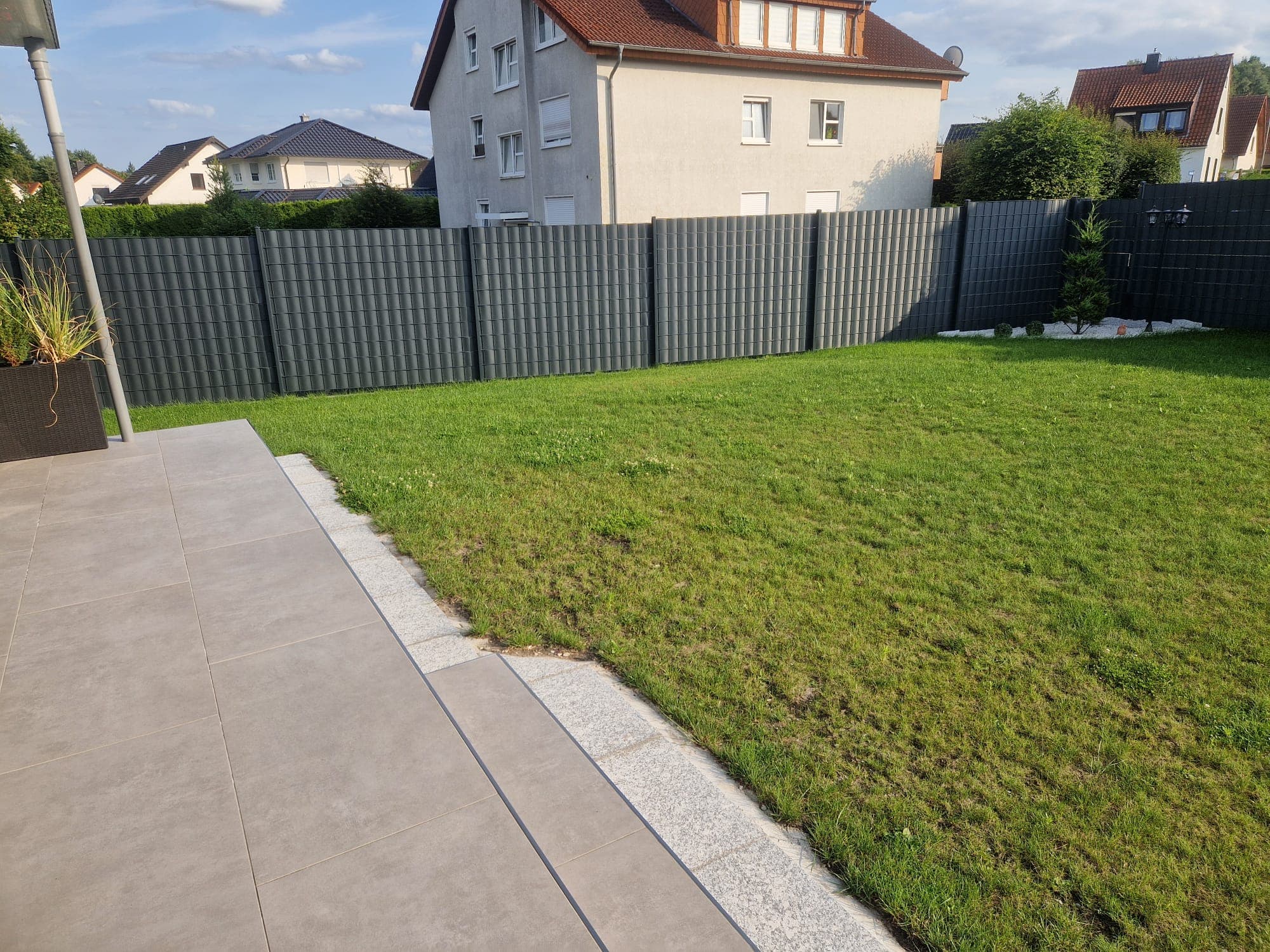 Moderner Gartenzaun mit Sichtschutz – Bild 9