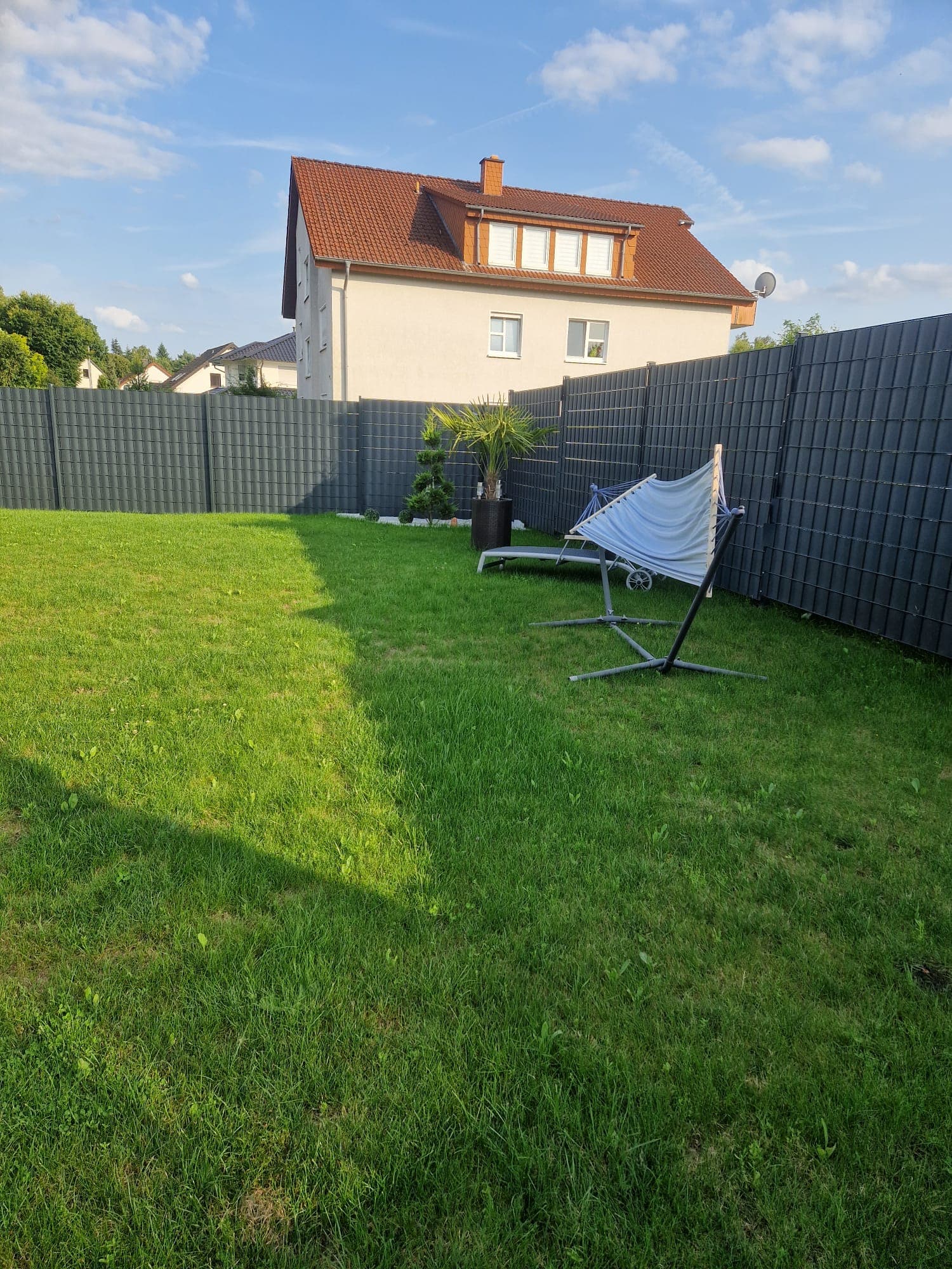 Moderner Gartenzaun mit Sichtschutz – Bild 10