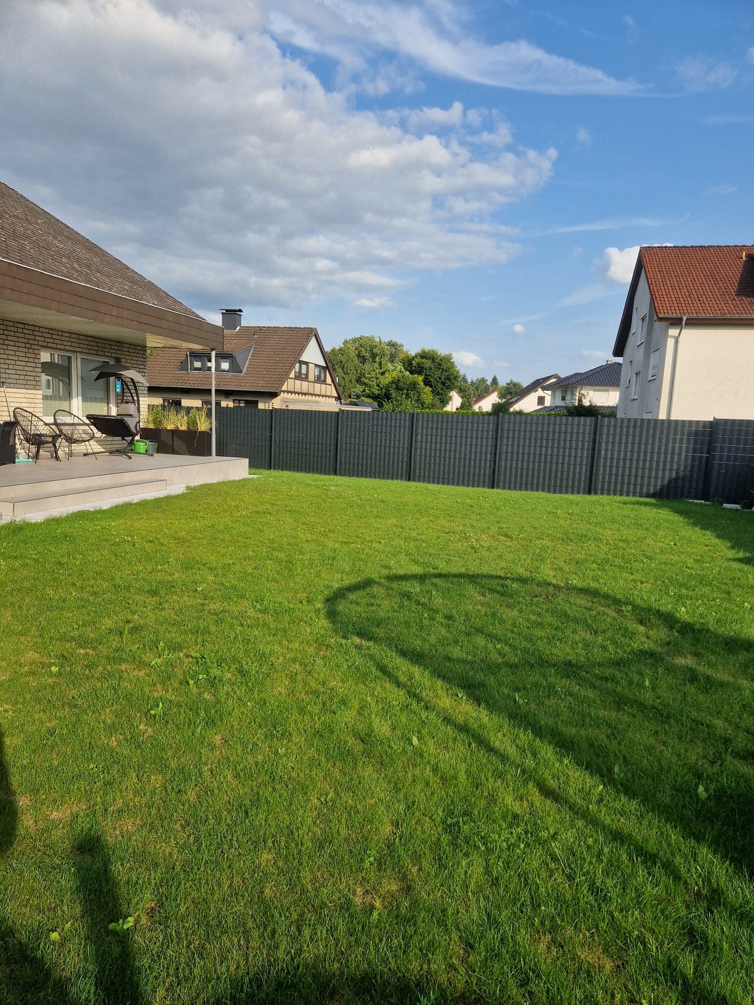 Moderner Gartenzaun mit Sichtschutz – Bild 11