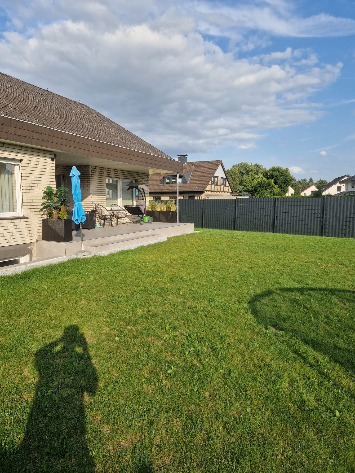 Moderner Gartenzaun mit Sichtschutz – Bild 12