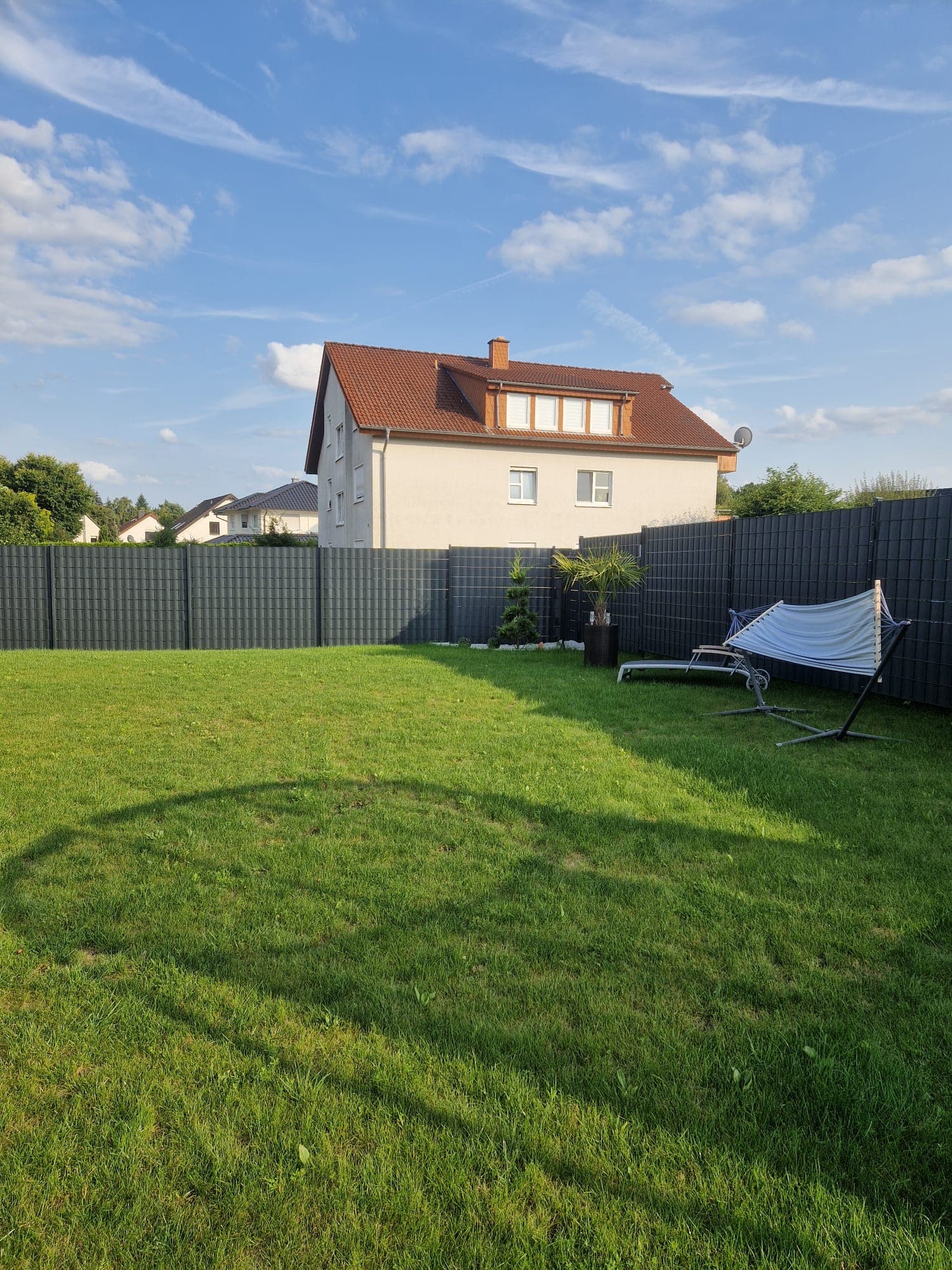 Moderner Gartenzaun mit Sichtschutz – Bild 13