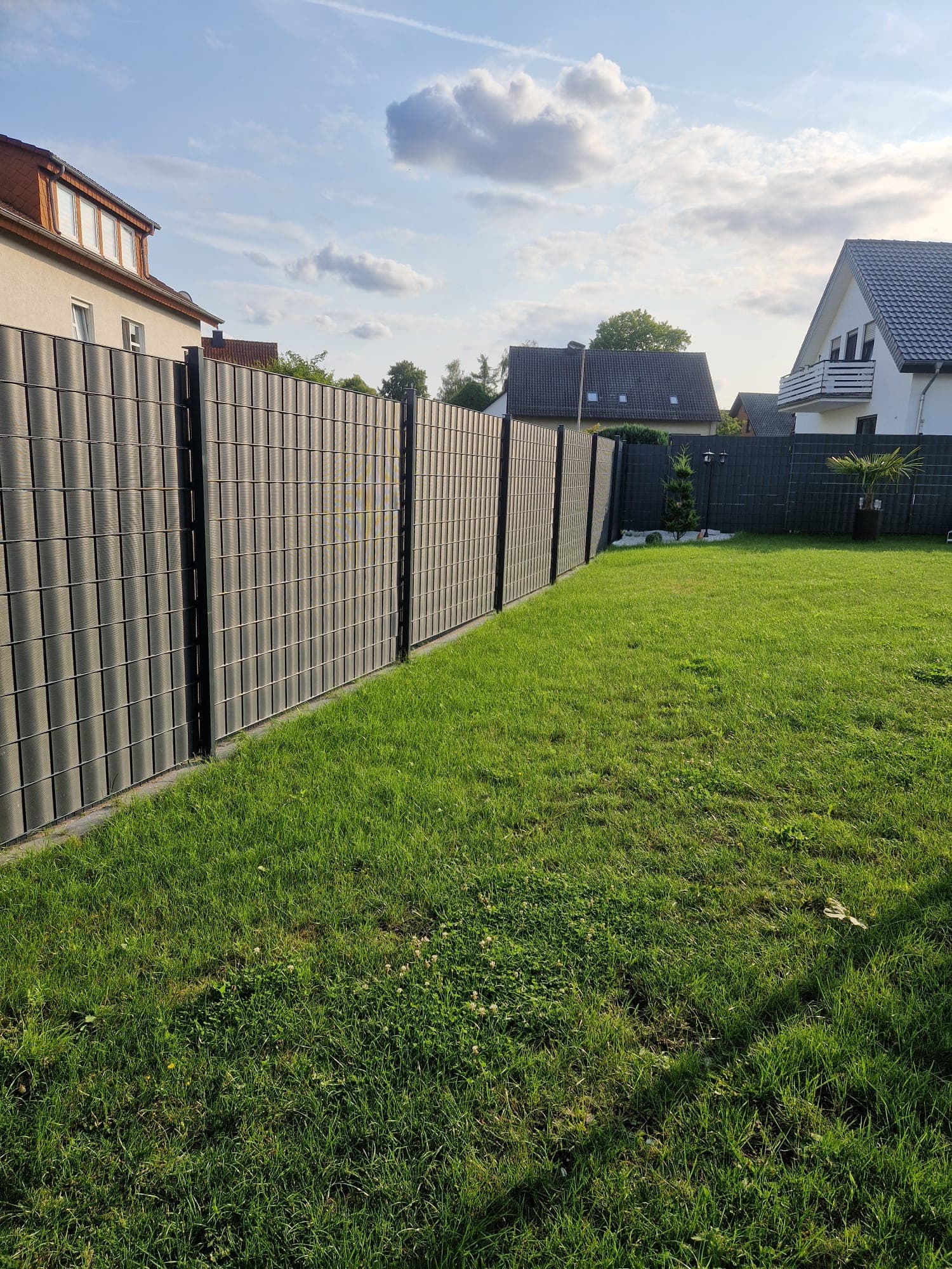 Moderner Gartenzaun mit Sichtschutz – Bild 2