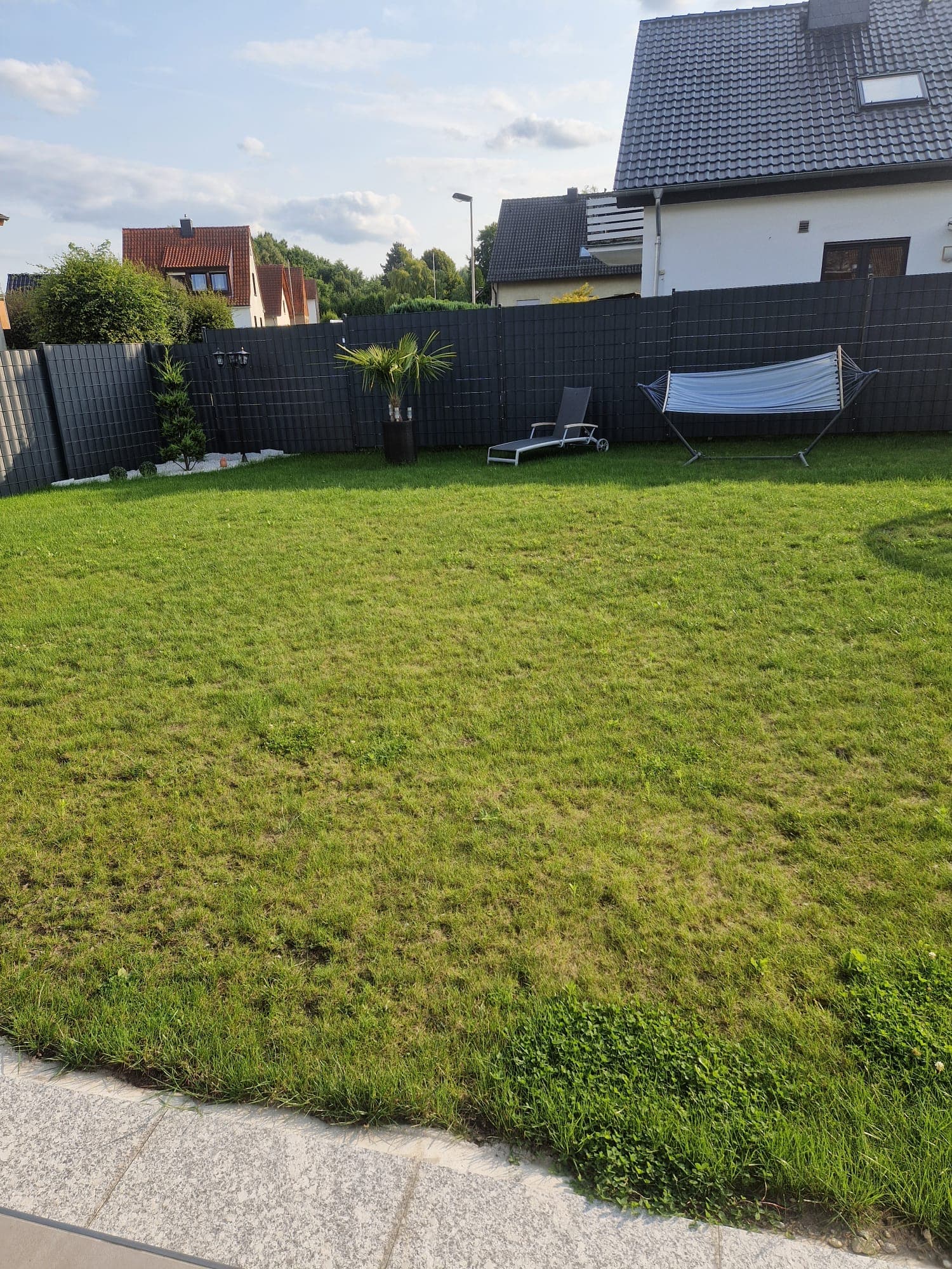 Moderner Gartenzaun mit Sichtschutz – Bild 3