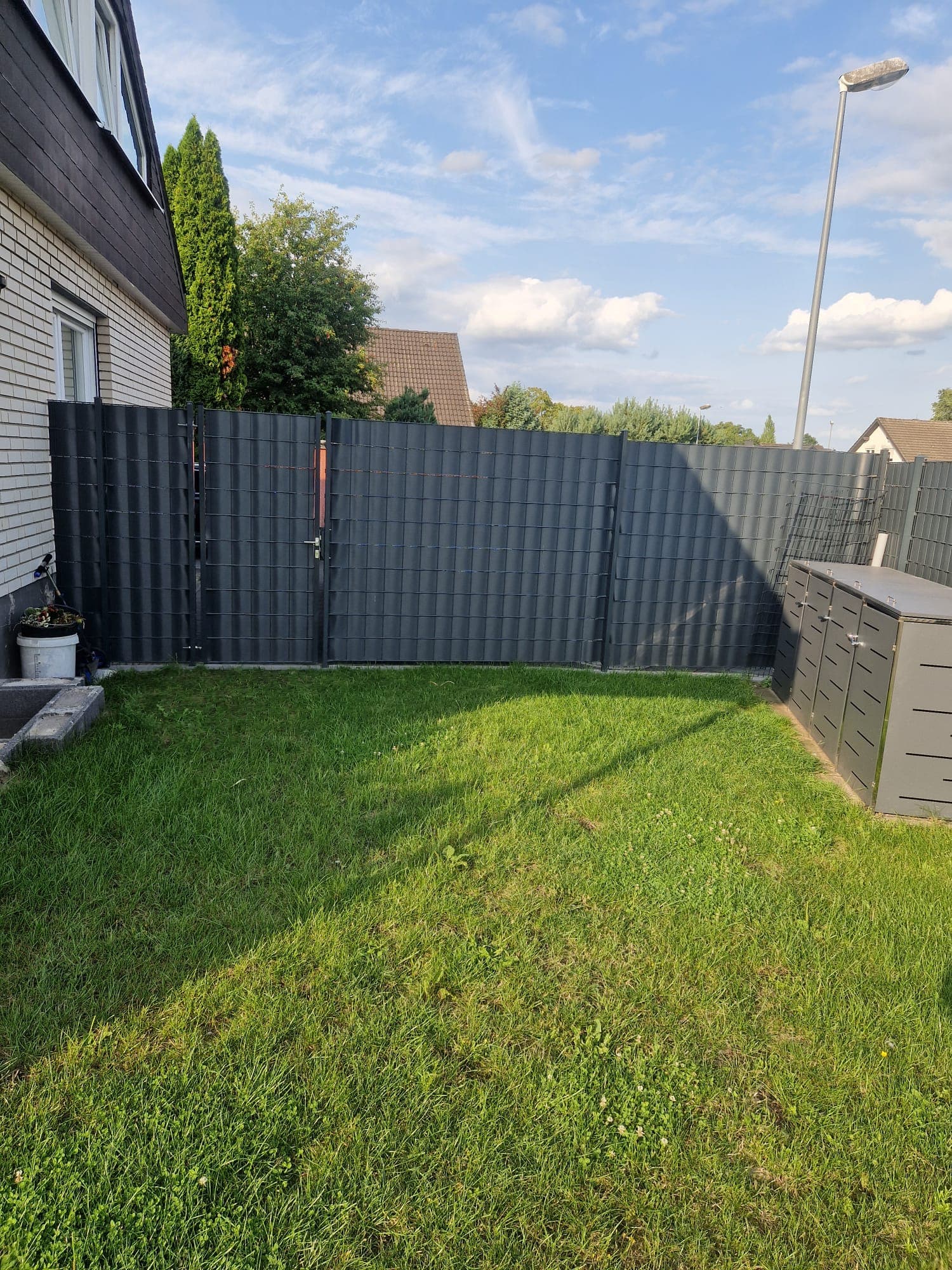 Moderner Gartenzaun mit Sichtschutz – Bild 4