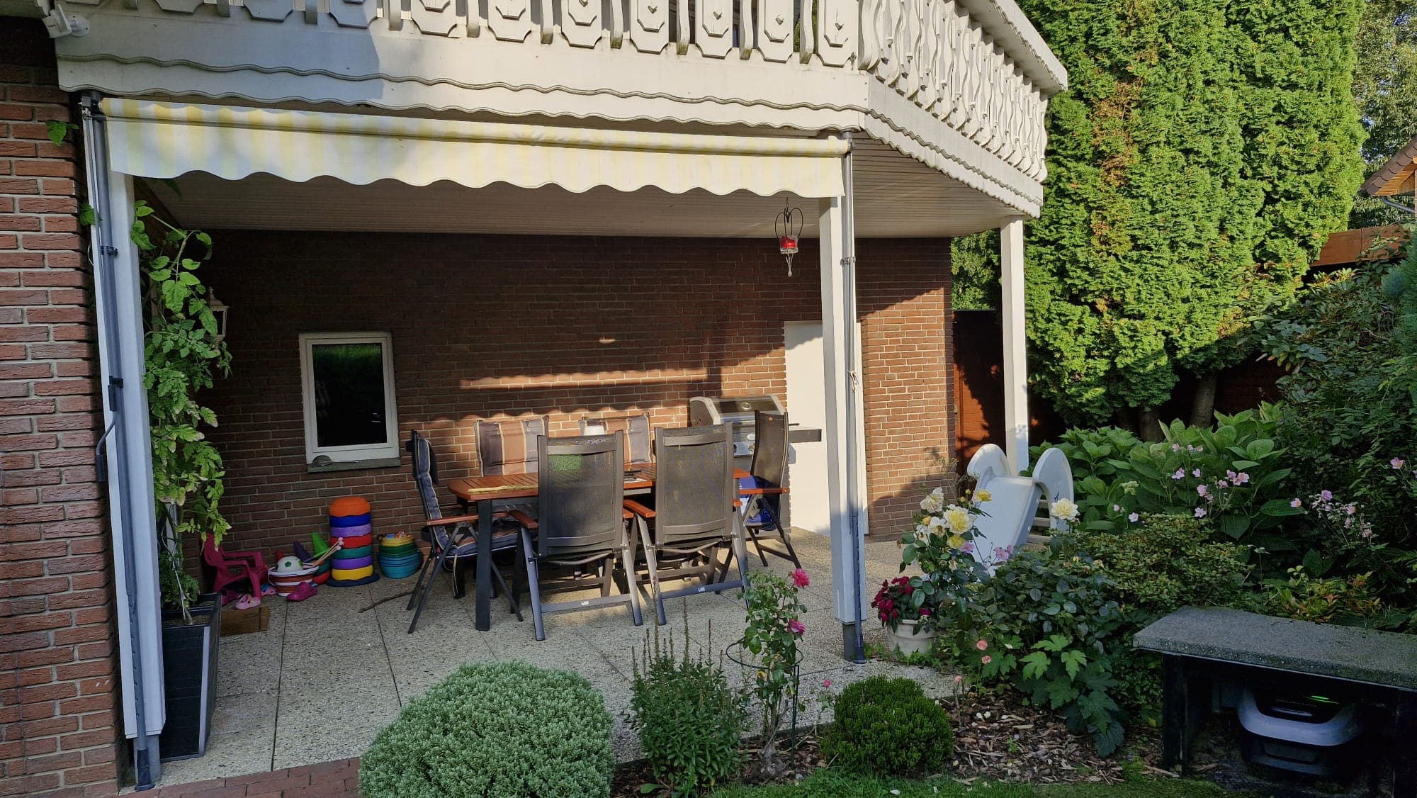 Terrasse mit Pergola & Outdoor-Lounge – Bild 3